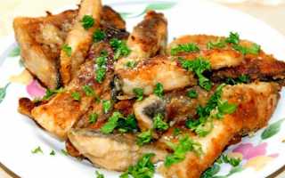 Морская рыба, запечённая в духовке под соусом с овощами